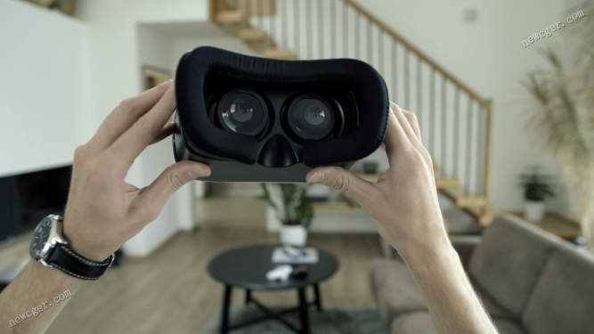 戴上VR眼镜的第一视角实拍视频素材-创富院